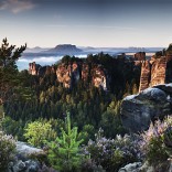 Die Landschaft der Bastei zum Sonnenaufgang