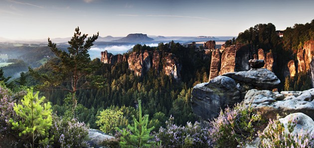 Die Landschaft der Bastei zum Sonnenaufgang