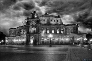 Die Dresdner Semperoper kurz vor einem Gewitter