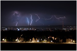 Ein Gewitter entlädt sich Nahe der Stadt Dresden.