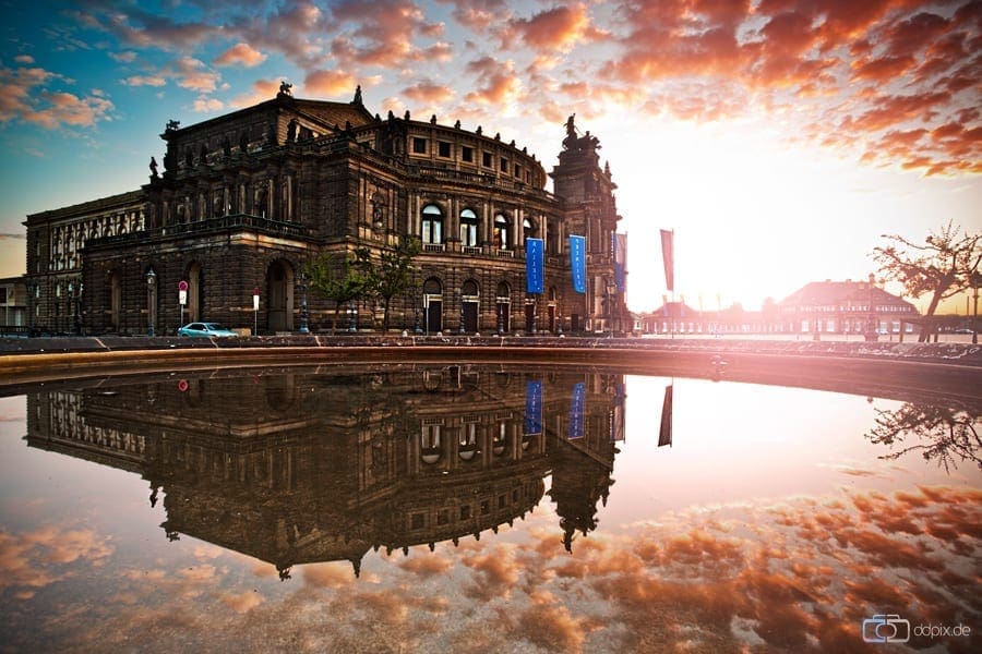 Die Dresdner Semperoper zum Sonnenaufgang