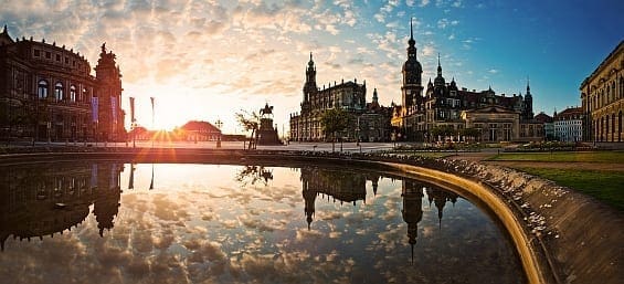 Der Theaterplatz zum Sonnenaufgang.