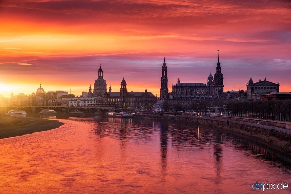 Sonnenaufgang mit Blick auf die Dresdner Skyline