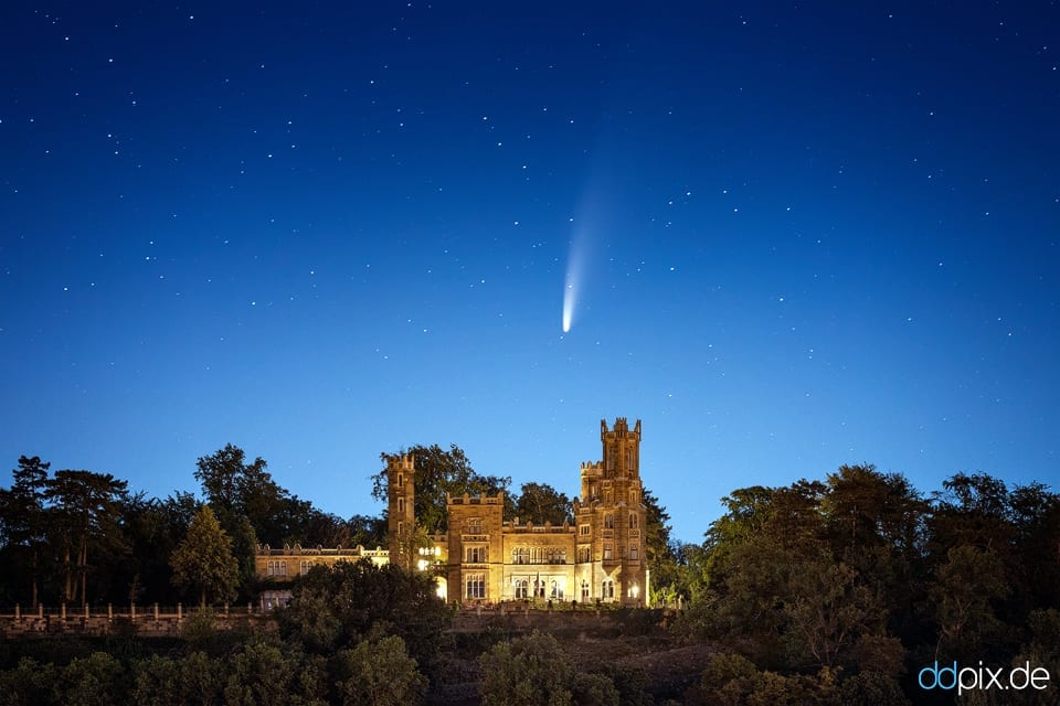 Komet NEOWISE über dem Schloss Eckberg