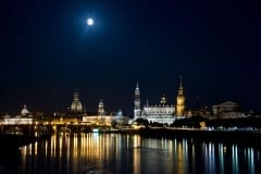 Mond über Skyline