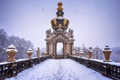Kronentor bei Schneefall