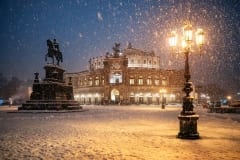 Semperoper im Schneefall