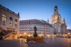 Der leere Neumarkt am Abend