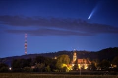Komet NEOWISE am Abendhimmel
