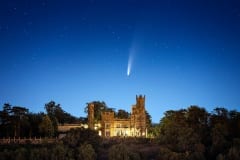 Komet NEOWISE über dem Schloss Eckberg