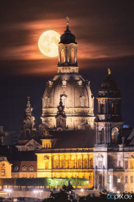 Mondaufgang hinter der Frauenkirche