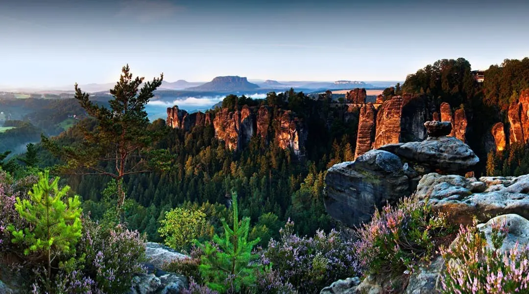 Die Landschaft der Bastei zum Sonnenaufgang