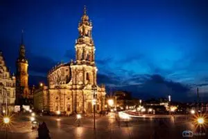 Die Dresdner Hofkirche am Abend.
