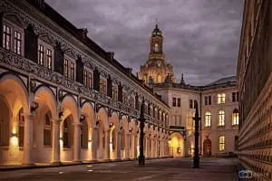 Der Dresdner Stallhof am Abend.