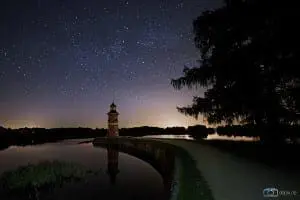 Der Leuchtturm in Moritzburg in einer klaren Nacht.
