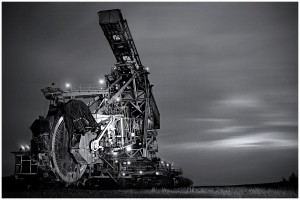 Der Schaufelradbagger "Big Wheel" bei Nacht.