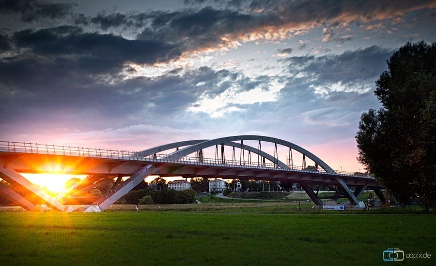 Die Waldschlößchenbrücke am Abend