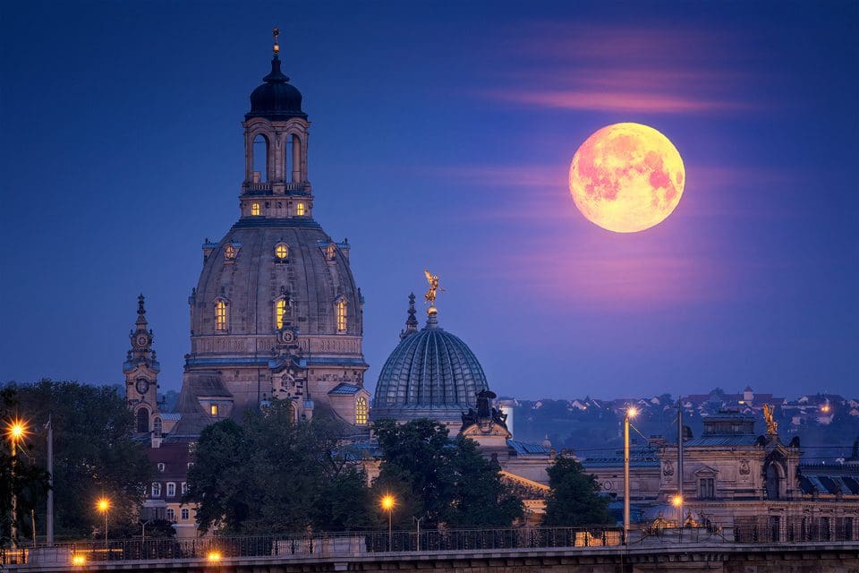 Monduntergang an der Frauenkirche in Dresden