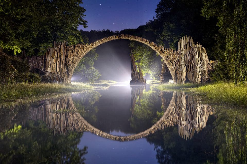 Blick auf die Rakotzbrücke bei Nacht